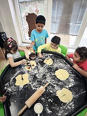 Pečení svatomartinských rohlíčků v MŠ