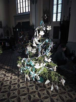 Zdobení vánočních stromků v kostele Ostrava–Přívoz